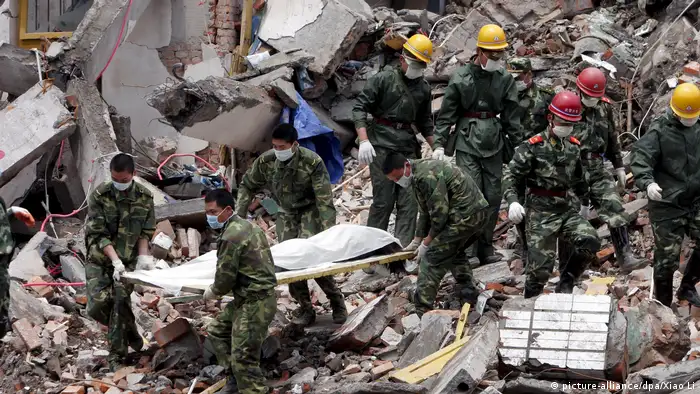 China Erdbeben 12.05.2008 Bergung von Toten