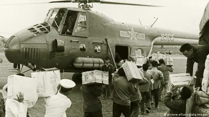 China Erdbeben 1974 Soldaten der Volksbefreiungsarmee beladen Hubschrauber (picture-alliance/akg-images)