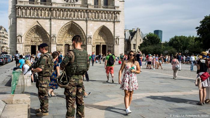 Militares delante de la catedral Notre Dame, París. Julio 2017 (Imago/Le Pictorium/S. Souici)