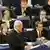 Abbas stehend am Mikrofon, hinter ihm Abgeordnete des Europa-Parlaments (Vild: AP)