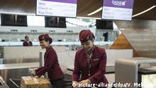 3135593 06/19/2017 Qatar Airways employees check in luggage at Hamad International Airport in Doha. Valeriy Melnikov/Sputnik Foto: Valeriy Melnikov/Sputnik/dpa |