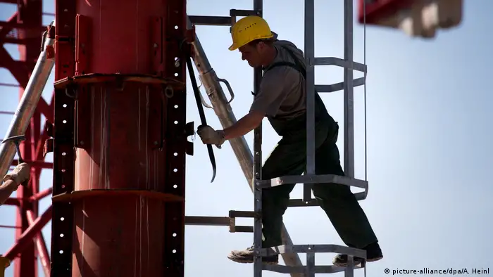 Symbolbild - Bauarbeiter in Deutschland (picture-alliance/dpa/A. Heinl)
