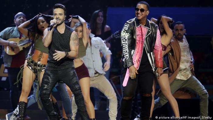  Luis Fonsi, a la izquierda, y Daddy Yankee actúan durante los Premios Billboard Latinos en Coral Gables, Florida (04.08.2017)