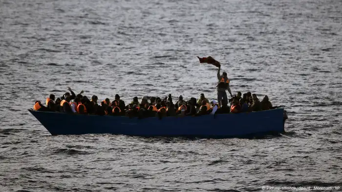 Flüchtlinge im Boot (Picture-alliance/dpa/E. Morenatti/AP)