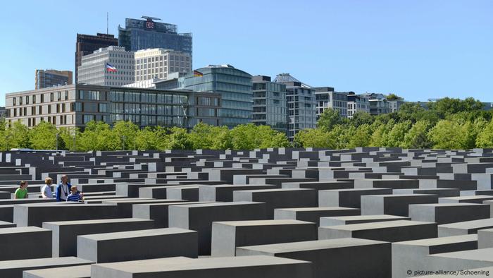 Berlin Holocaust Memorial Architect Peter Eisenman Turns 85 Arts Dw 11 08 2017