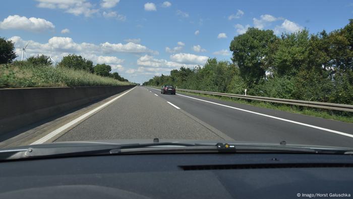 View through a windshield out onto the Autobahn (Imago/Horst Galuschka)