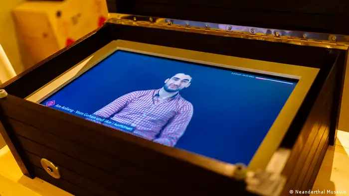 In video interviews, people answer questions on their migration background. (Neanderthal Museum)