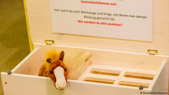 A little toy horse in a wooden box. The migration show is also aimed at children. (Neanderthal Museum)