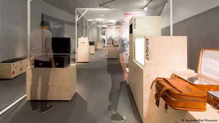 Modern means used by the show - videos,audios and screens illustrating migratory routes. (Neanderthal Museum)