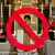 Fotografija s mise Bratstva sv. Pija preko koje je crveni znak zabrane