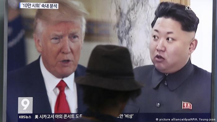 Seoul Donald Trump und Kim Jong Un auf einem Screen