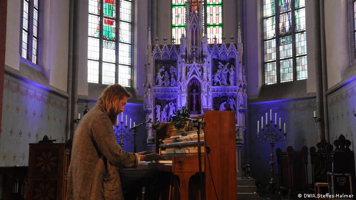 Haldern Festival 2017, Auftritt des niederländischen Musikers Joep Beving in der Kirche am 11.08.2017 (DW/A.Steffes-Halmer)