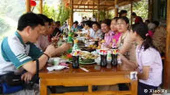 Es ist momentan Mode in China, daß die Bürger von der Stadt ihr Wochenende auf dem Land verbringen. Sie essen gern frische Ernte und Gemüse dort. Das Bild wurde aufgenommen von Xiao Xu am 07.07.2007.