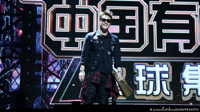 China Shanghai - Kris Wu und Wilber Pan bei Talent Show: The Rap of China