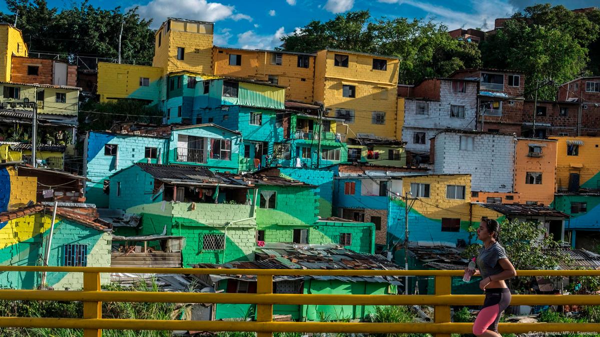 Mural Colorido Pintado Ao Lado Da Padaria De Maroches No Distrito