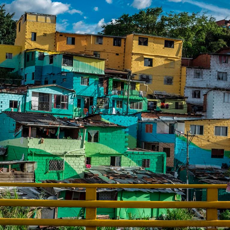 Mural Colorido Pintado Ao Lado Da Padaria De Maroches No Distrito