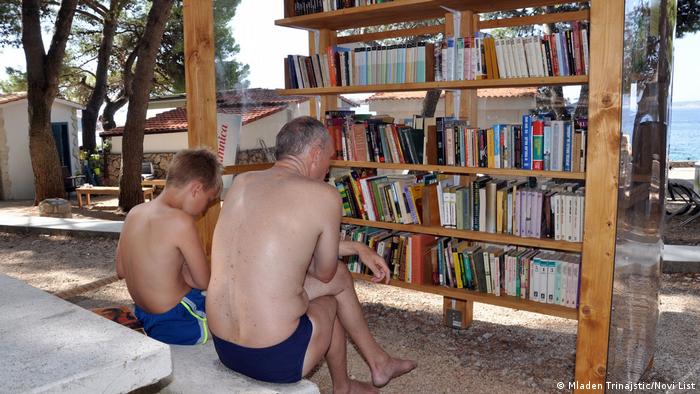 Kroatien Bibliothek am Strand auf der Insel Krk (Kreativni Krk)