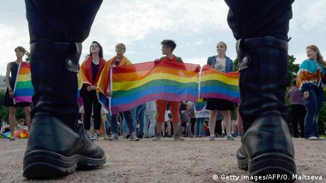 Руският парламент окончателно забрани ЛГБТИ пропагандата за всички възрасти Разширява се
