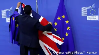 Belgien Flaggen werden im Zuge des Brexit am Hauptsitz der EU-Kommission angebracht