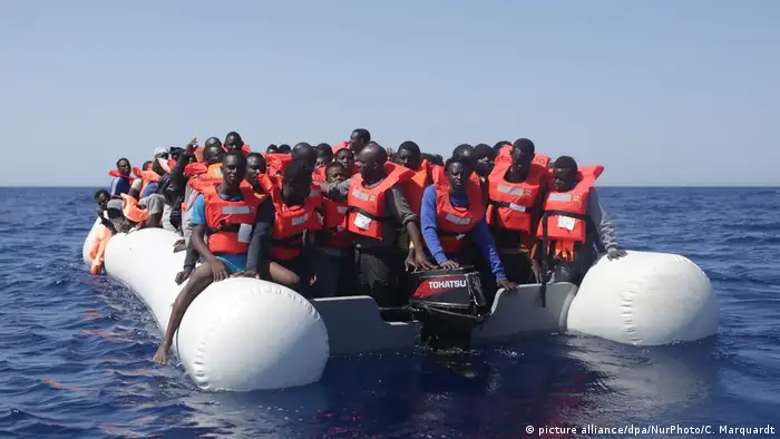 Italien Flüchtlinge werden von Hilfsorganisation Sea-Eye gerettet (picture alliance/dpa/NurPhoto/C. Marquardt)
