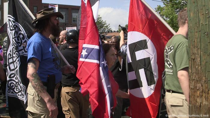 En Alemania todos hubiesen sido detenidos por usar símbolos nazis.