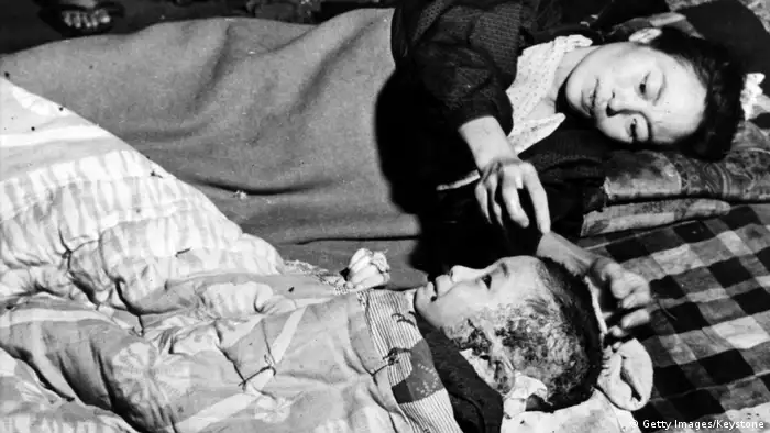 Japan Hiroshima - Mutter kümmret sich um verletztes Kind nach Atombombe