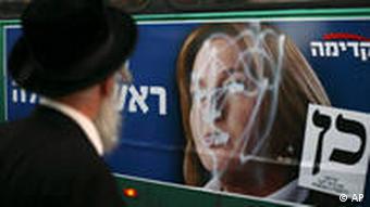 Ein ultraorthodoxer vor einem Wahlplakat mit Zipi Livni, Foto: ap
