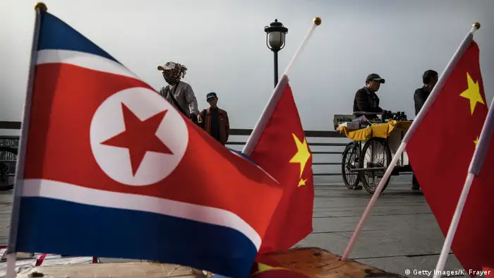 China Nordkorea Grenze Flaggen