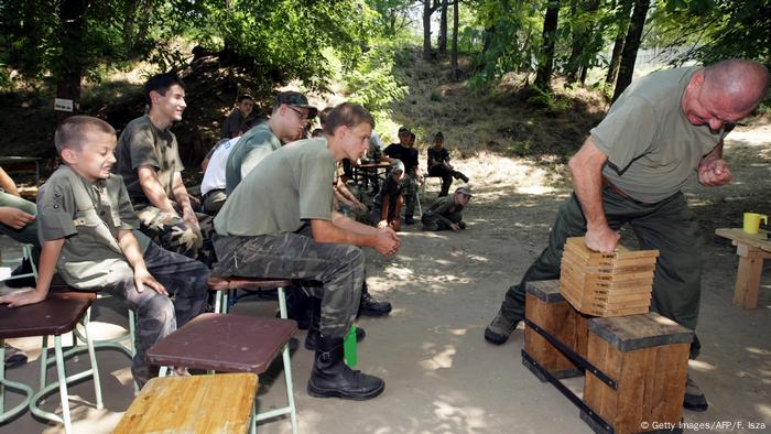 Ungarn Kinder nehmen teil an einem Sommercamp mit militärischen Training bei Mogyorod Ungarn Kinder nehmen teil an einem Sommercamp mit militärischen Training bei Mogyorod