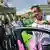 Сопредседатель партии "Союз 90/"зеленые" Джем Оздемир у Бранденбургских ворот перед гибридом BMW 