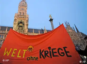 示威者在慕尼黑市政厅前打出“世界无战争”的标语