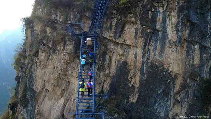 China Stahltreppe als Schulweg in Sichuan (Imago/China Foto Press)