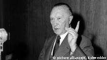 Symbolbild: Bundeskanzler Konrad Adenauer spricht bei einer Pressekonferenz und hat den Zeigefinger der linken Hand erhoben