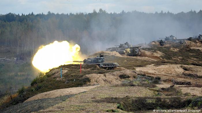 Russian tanks fire during the 2013 Zapad war games (picture-alliance/dpa/A.Druginyn)