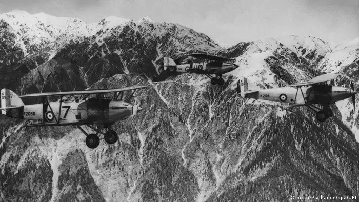 1940 - britische Flugzeuge am Khyber-Pass (picture-alliance/dpa/UPI)