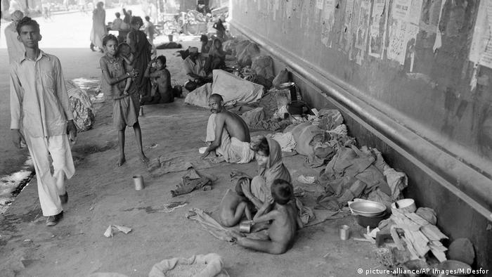 Indien Obdachlose Flüchtlinge (picture-alliance/AP Images/M.Desfor) Indien Obdachlose Flüchtlinge (picture-alliance/AP Images/M.Desfor)