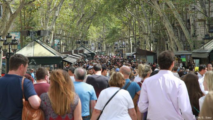 Turistas en Ramblas Boulevard de Barcelona