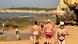 Turistas numa praia no Algarve, no sul de Portugal Turistas numa praia no Algarve, no sul de Portugal