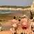 Turistas numa praia no Algarve, no sul de Portugal