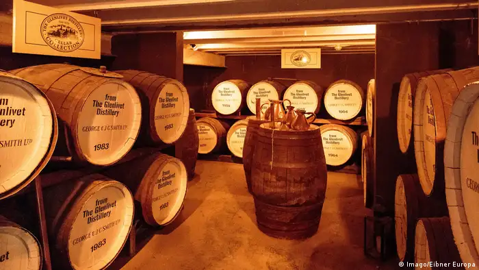 Großbritannien Whiskey Keller in der Destillerie bei Ballindalloch, Schottland