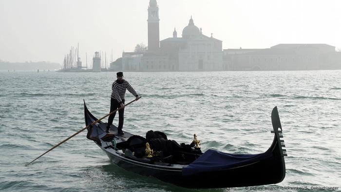 Italien Venedig Gondel vor San Giórgio Maggiore (picture-alliance/blickwinkel/S. Oehlschlaeger)