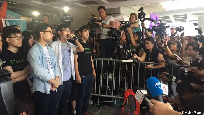 Die drei prominenten Studentenführer forderten die Unterstützung und Beharrlichkeit von HK-Menschen
