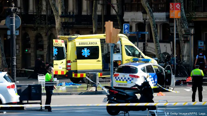 Полицейские и машина скорой помощи на месте теракта в Барселоне