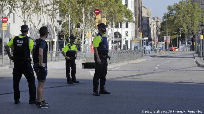 Spanien Barcelona Lieferwagen fährt in Menschenmenge | Straßensperrung (picture-alliance/AP Photos/M. Fernandez)