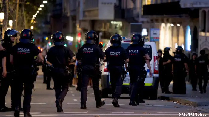 Spanien | Lieferwagen fährt in Barcelona in eine Menschenmenge | Polizei und Forensiker untersuchen den Tatort