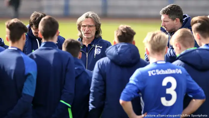 Deutschland Fußball Norbert Elgert Trainer der Schalker A-Jugend