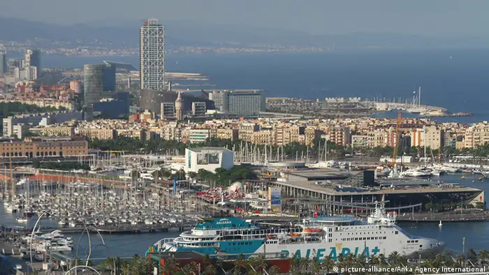 Barcelona Hafen Kreuzfahrtschiffe (picture-alliance/Anka Agency International)