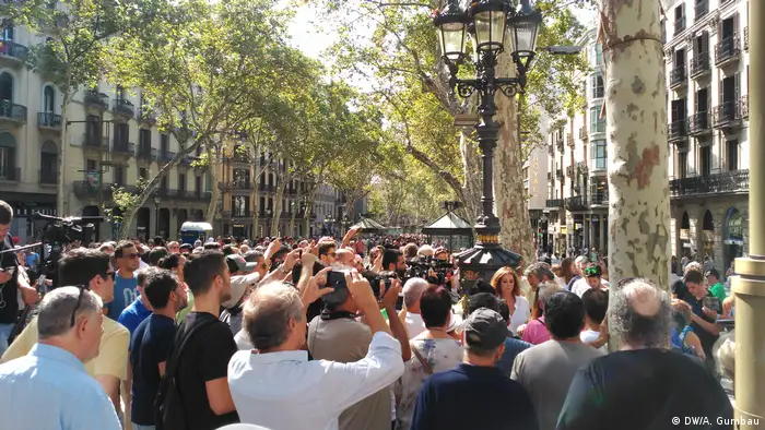 Spanien Trauer und Gedenken nach Anschlag in Barcelona (DW/A. Gumbau)