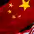 China | Chinesische und amerikanische Fahne vor einem Hotel in Peking