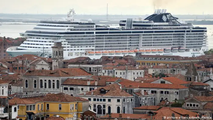 Kreuzfahrtschiff vor Venedig (picture-alliance/dpa/A. Merola)